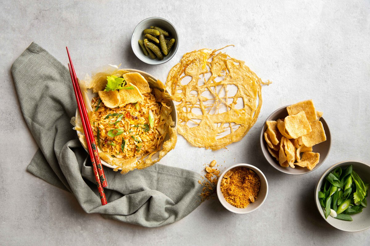 Vegetarische Nasi Goreng Bowl In Een Ei Netje