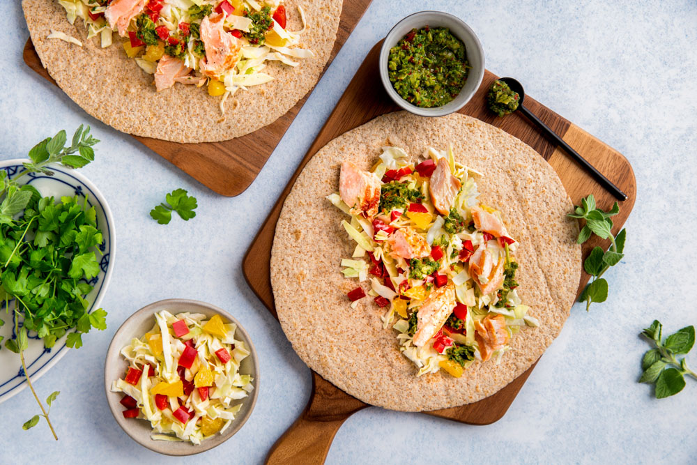 Burrito met zalm chimcurri en koolsalade