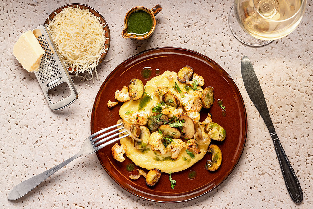 Bloemkoolpolenta Met Geroosterde Bloemkool, Champignons En Basilicumolie